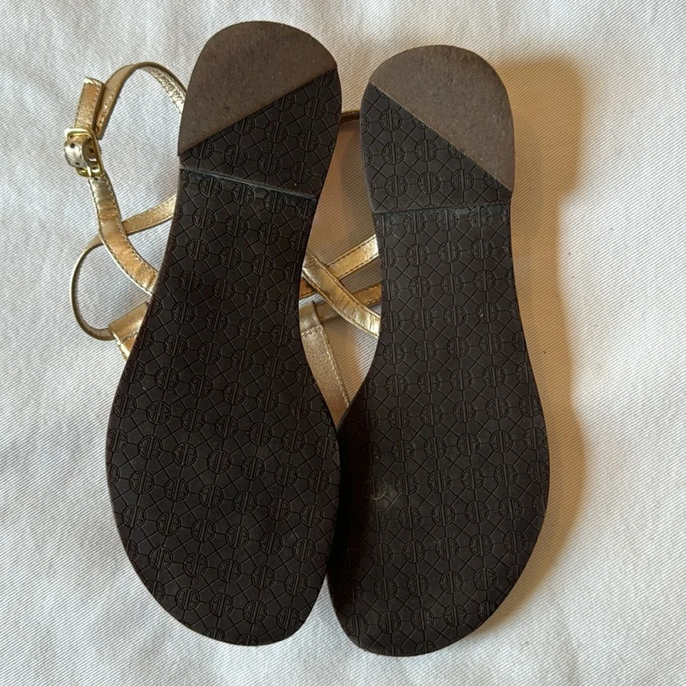 Women’s Lilly Pulitzer metallic gold t strap sandals, size 7M, EUC - Picture 2 of 2